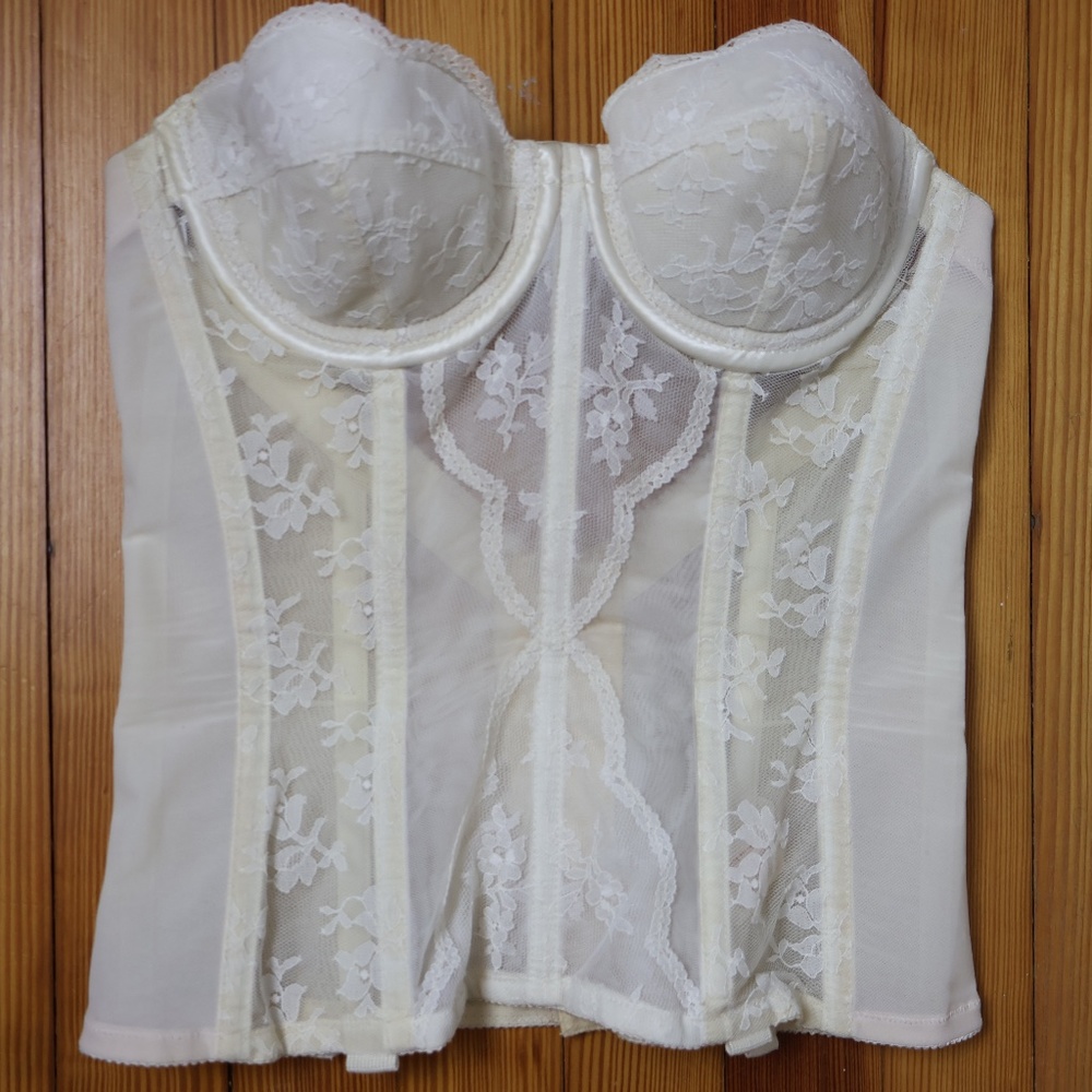 VINTAGE WHITE LACE CORSET